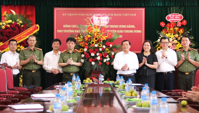 Đoàn công tác của Ban Tuyên giáo Trung ương do đồng chí Lại Xuân Môn, Ủy viên Trung ương Đảng, Phó Trưởng ban Thường trực Ban Tuyên giáo Trung ương làm Trưởng đoàn đã đến thăm, làm việc với Báo CAND.