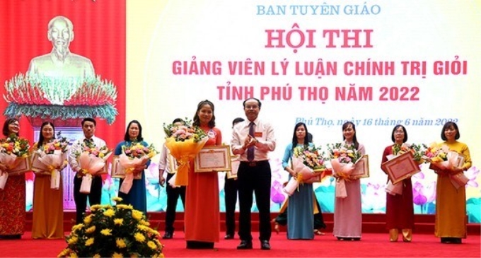 Đồng chí Vi Mạnh Hùng - Trưởng Ban Tuyên giáo Tỉnh ủy, Trưởng Ban Tổ chức Hội thi trao giải Nhất cho thí sinh Nguyễn Nữ Diệu Linh - Giảng viên chuyên trách Trung tâm chính trị huyện Cẩm Khê  (Ảnh: TH)