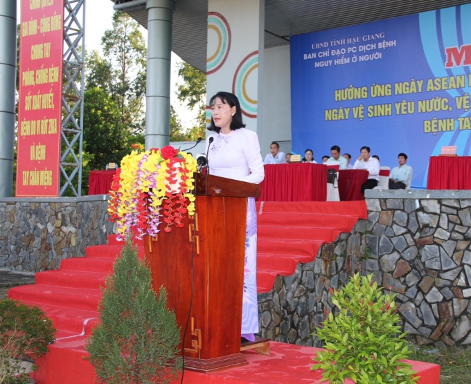 Đồng chí Hồ Thu Ánh, Phó Chủ tịch UBND tỉnh Hậu Giang phát biểu tại lễ mit tinh