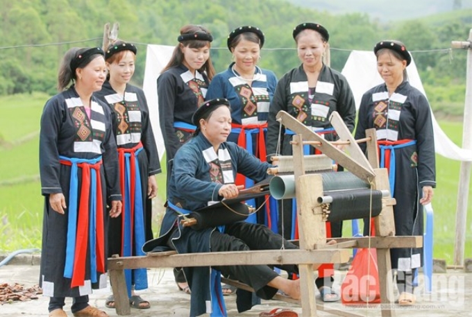 Phụ nữ bản Khe Nghè, xã Lục Sơn duy trì nghề dệt thổ cẩm. Ảnh: baobacgiang.com.vn