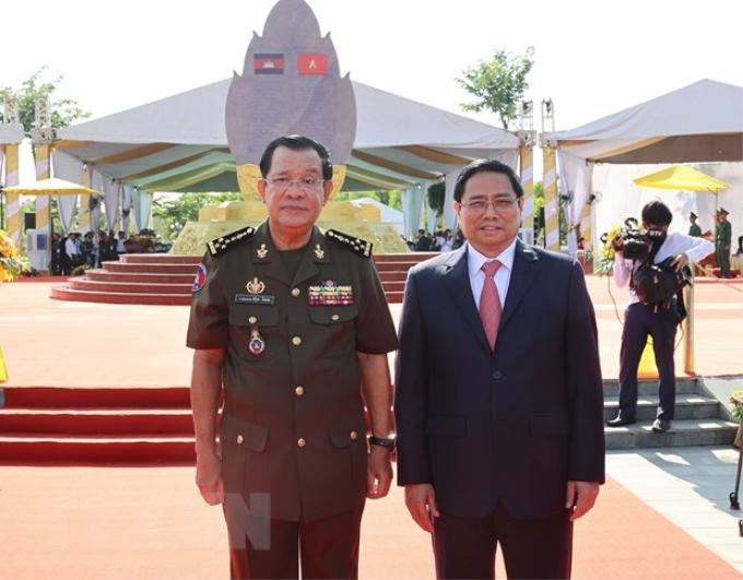 Thủ tướng Phạm Minh Chính và Thủ tướng Campuchia Samdech Techo Hun Sen chụp ảnh chung. (Ảnh: TTXVN)