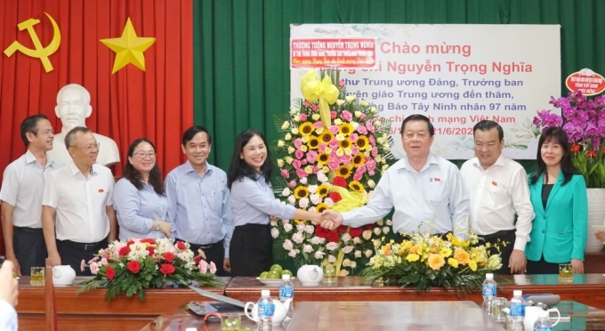 Đồng chí Nguyễn Trọng Nghĩa, Bí thư Trung ương Đảng, Trưởng Ban Tuyên giáo Trung ương và đoàn công tác tặng hoa chúc mừng Báo Tây Ninh