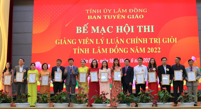 Đ/c Trần Trung Hiếu, Phó trưởng Ban Thường trực Ban Tuyên giáo Tỉnh ủy và Đ/c Phạm Kim Quang, Phó hiệu trưởng Trường Chính trị tỉnh trao giấy chứng nhận cho các thí sinh.