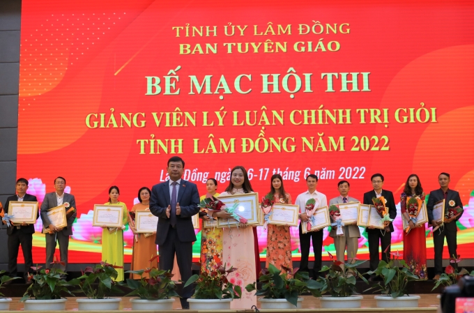 Đ/c Bùi Thắng, Ủy viên Ban Thường vụ, Trưởng Ban Tuyên giáo Tỉnh ủy trao giải nhất cho thí sinh đạt giải nhất. (Ảnh: Hoàng Khôi)