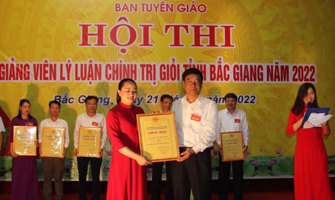 Đồng chí Đỗ Đức Hà trao giải Nhất cho thí sinh Đỗ Thị Kim Oanh.