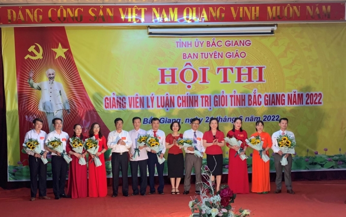 Ban Tổ chức tặng hoa cho các thí sinh dự thi (Ảnh: TB)