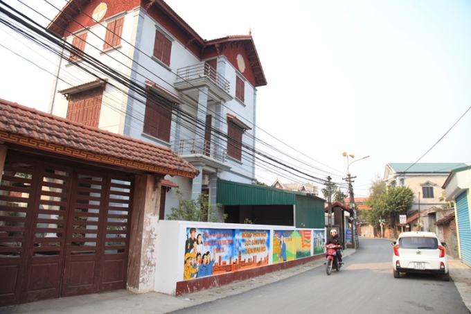 Nhiều tuyến đường liên thôn xanh - sạch - đẹp được nhân rộng tại xã Vũ Di, huyện Vĩnh Tường. Ảnh: Trường Khanh