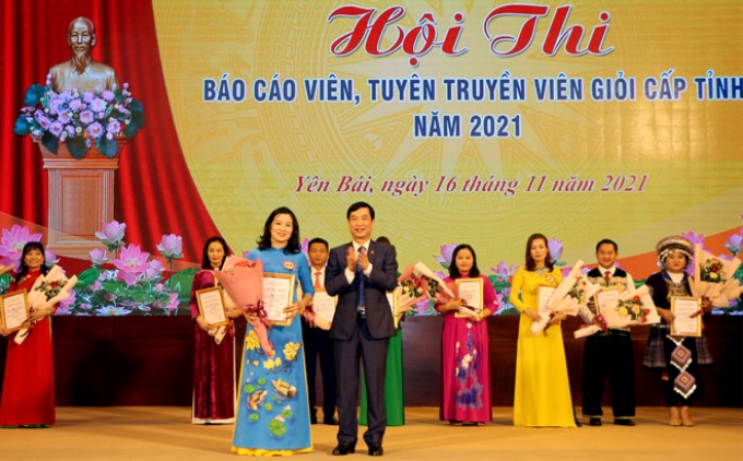 Đồng chí Nguyễn Minh Tuấn - Ủy viên Ban Thường vụ, Trưởng Ban Tuyên giáo Tỉnh ủy, Trưởng Ban tổ chức Hội thi trao giải Nhất cho thí sinh Nguyễn Thị Tú Oanh đến từ Đảng ủy Khối cơ quan và doanh nghiệp tỉnh.