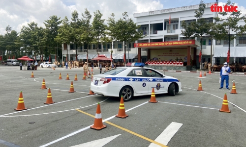 160 chiến sỹ Cảnh sát giao thông tham dự thi thực hành kỹ năng lái xe
