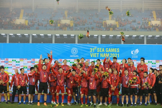 Đội tuyển U23 Việt Nam nâng cao chiếc cúp vô địch giải U23 Đông Nam Á. (Ảnh: VFF)
