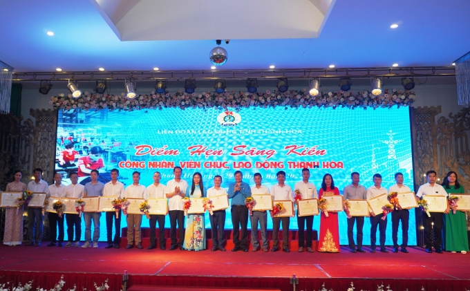 Đồng chí Trần Thanh Hải, Phó Chủ tịch Thường trực Tổng LĐLĐ Việt Nam tặng bằng khen cho các cá nhân, đơn vị có sáng kiến hay, sáng tạo góp phần tích cực vào lao động sản xuất.