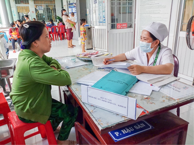 Nhân viên y tế tư vấn chăm sóc sức khỏe sinh sản cho người dân ở Trạm Y tế xã Tân Bình, huyện Phụng Hiệp