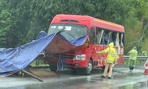 Xe khách tông nhau trên cao tốc Nội Bài - Lào Cai, nữ sinh 14 tuổi tử vong