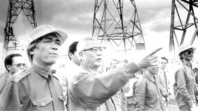 Nguyên Thủ tướng Võ Văn Kiệt tại công trình đường dây 500kV Bắc - Nam Ảnh: T.L.