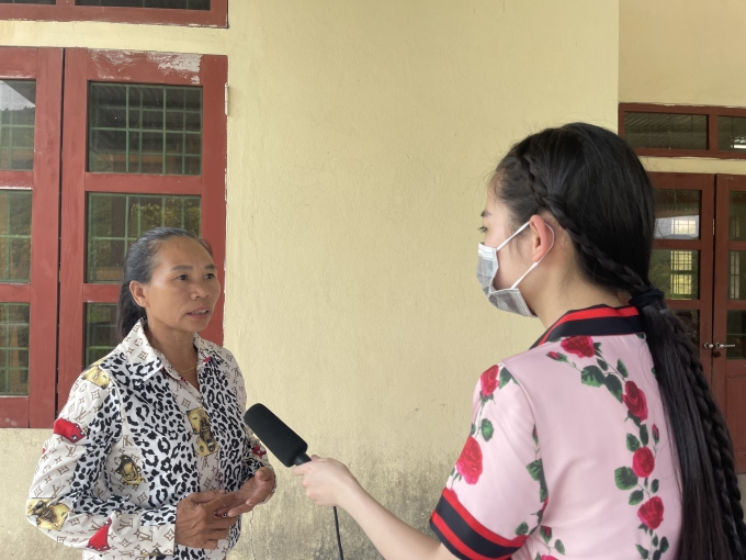 Bà Trần Thị Hiên chia sẻ với nhà báo về quá trình đóng góp BHXH của mình