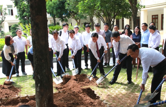 Đồng chí Nguyễn Trọng Nghĩa và các đại biểu trồng cây tại Học viện Báo chí và Tuyên truyền.