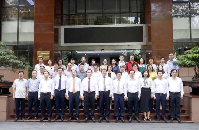 Đồng chí Nguyễn Trọng Nghĩa và Đoàn công tác của Ban Tuyên giáo Trung ương chụp ảnh cùng Ban Giám đốc Học viện Báo chí và Tuyên truyền trong chuyến thăm và làm việc tại Học viện vào chiều ngày 11/6. (Ảnh: TA)