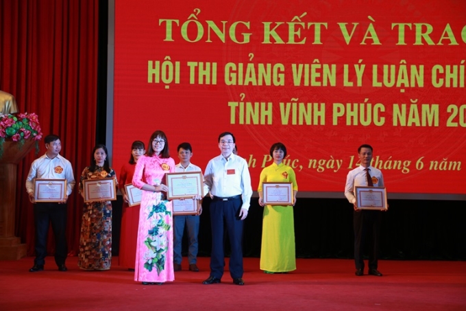 Trưởng Ban Tuyên giáo Tỉnh ủy Bùi Huy Vĩnh trao giải cho thí sinh đạt giải Nhất.