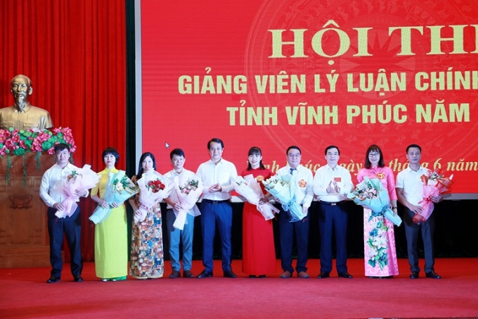 Phó Bí thư Thường trực Tỉnh ủy Vĩnh Phúc Phạm Hoàng Anh; Trưởng Ban Tuyên giáo Tỉnh ủy Bùi Huy Vĩnh tặng hoa cho các thi sinh tham dự hội thi giảng viên Lý luận chính trị giỏi năm 2022.