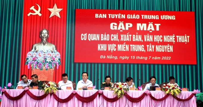 Các đồng chí chủ trì buổi gặp mặt.