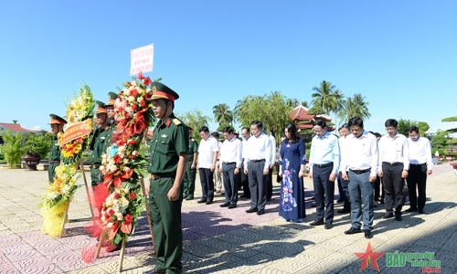 Trưởng ban Tuyên giáo Trung ương Nguyễn Trọng Nghĩa dâng hương tưởng niệm anh hùng liệt sĩ tại Quảng Nam