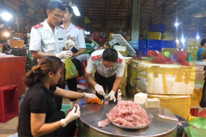 Lực lượng Ban an toàn thực phẩm lấy mẫu thủy hải sản để kiểm tra