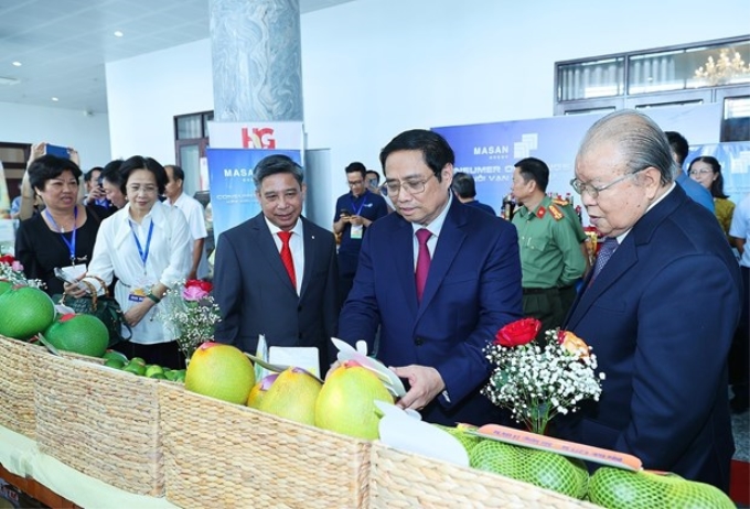 Thủ tướng Phạm Minh Chính thăm các gian hàng nông sản trưng bày tại Hội nghị xúc tiến đầu tư tỉnh Hậu Giang năm 2022. (Ảnh: Dương Giang/TTXVN)