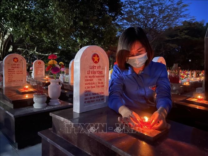 Các đoàn viên, thanh niên thắp nến tại các khu mộ ở Nghĩa trang Liệt sỹ Quốc gia Trường Sơn, tỉnh Quảng Trị. Ảnh tư liệu: Thanh Thủy/TTXVN