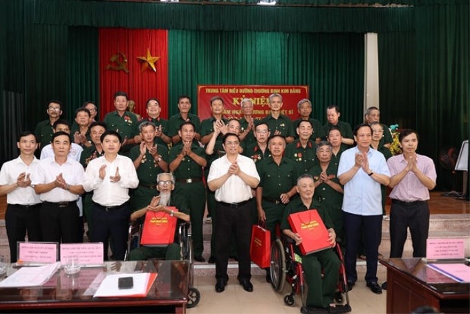 Thủ tướng Phạm Minh Chính thăm, tặng quà cho thương, bệnh binh đang điều trị tại Trung tâm điều dưỡng thương binh Kim Bảng. (Ảnh: Dương Giang/TTXVN