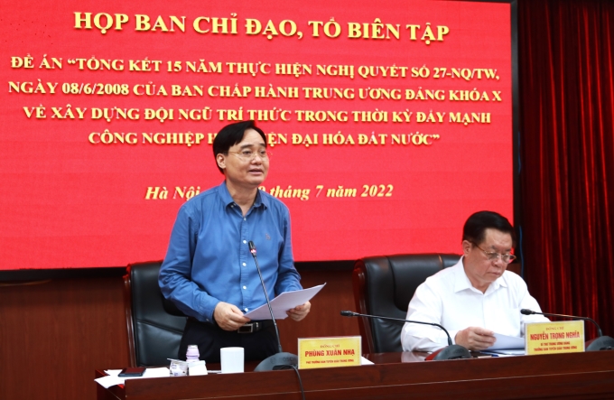 Đồng chí Phùng Xuân Nhạ, Phó Trưởng Ban Tuyên giáo Trung ương, Tổ trưởng Tổ Biên tập Đề án phát biểu tại cuộc họp. (Ảnh: TA)