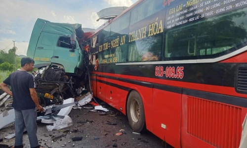 Ôtô khách và xe container đối đầu tại Thanh Hóa, 2 người chết, 6 người bị thương