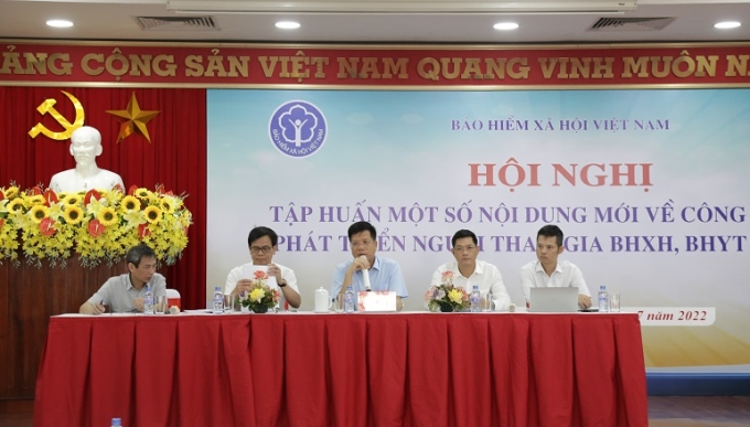 Phó Tổng Giám đốc BHXH Việt Nam Trần Đình Liệu chủ trì phiên thảo luận tại Hội nghị