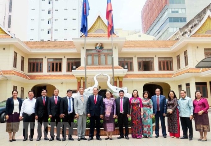 Đoàn đại biểu Thành phố Hồ Chí Minh chúc mừng Tổng lãnh sự Lào tại Thành phố Hồ Chí Minh nhân dịp Tết cổ truyền Bunpimay của dân tộc Lào hồi tháng 4/2022. (Ảnh: TTXVN)