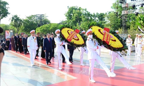 Lãnh đạo Đảng, Nhà nước dâng hương tưởng niệm các Anh hùng liệt sỹ và vào Lăng viếng Chủ tịch Hồ Chí Minh
