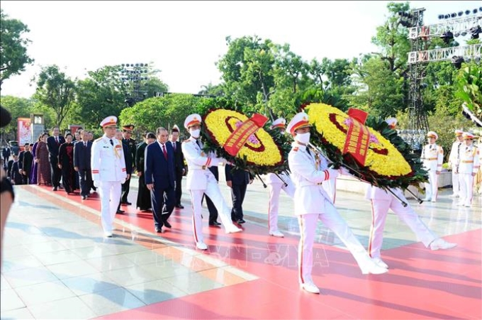 Đoàn Lãnh đạo Đảng, Nhà nước đặt vòng hoa tại Đài tưởng niệm các Anh hùng liệt sỹ. Ảnh: Minh Đức/TTXVN