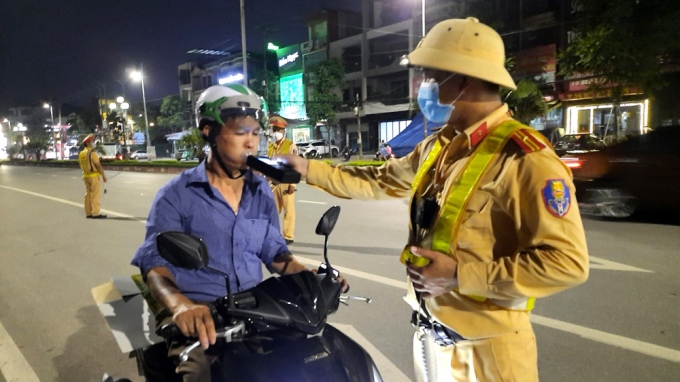 Công an TP Bắc Giang kiểm tra nồng độ cồn người tham gia giao thông ban đêm.