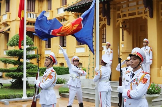 Lực lượng tiêu binh thực hiện nghi thức thượng cờ ASEAN. (Ảnh: TTXVN)
