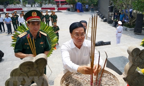Phó Thủ tướng Thường trực Chính phủ Phạm Bình Minh dâng hương ở Nghĩa trang Liệt sỹ Vị Xuyên