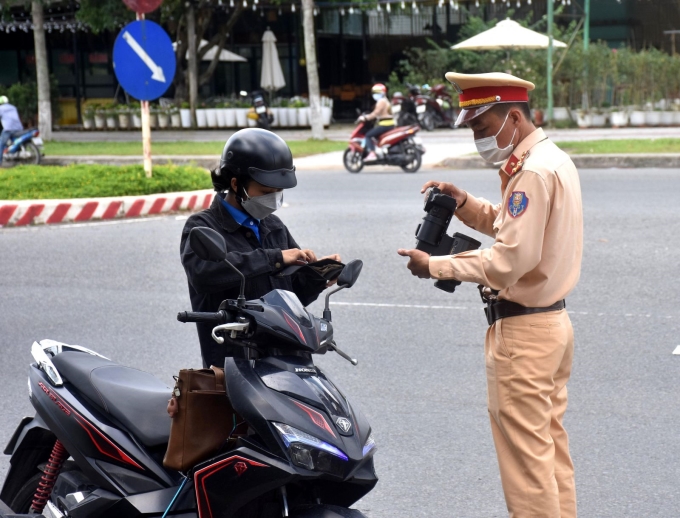 CSGT-TT Công an quận Bình Thủy kiểm tra tốc độ trên đường Võ Văn Kiệt.