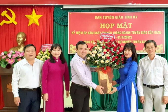 Đồng chí Phạm Hùng Thái, Phó Bí thư Thường trực Tỉnh ủy, Trưởng đoàn Đại biểu Quốc hội đơn vị tỉnh Tây Ninh tặng hoa chúc mừng Ngày truyền thống ngành Tuyên giáo của Đảng