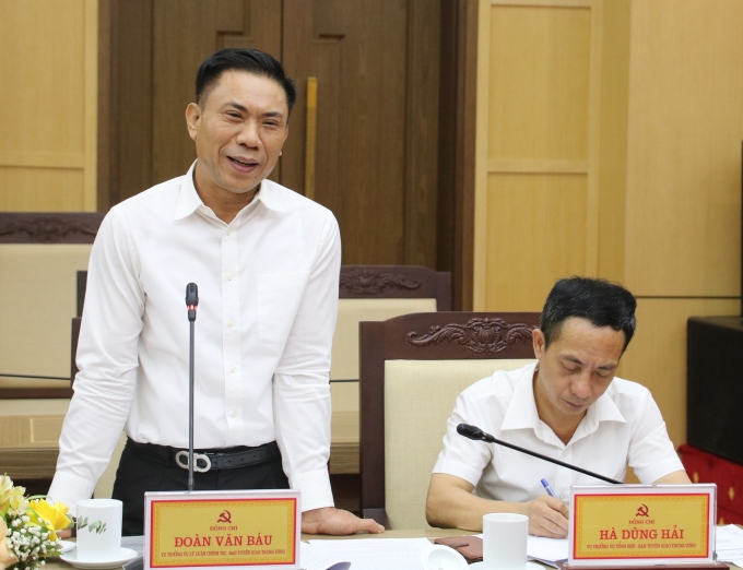 Đồng chí Đoàn Văn Báu, Vụ trưởng Vụ Lý luận chính trị, Ban Tuyên giáo Trung ương trao đổi tại buổi làm việc.