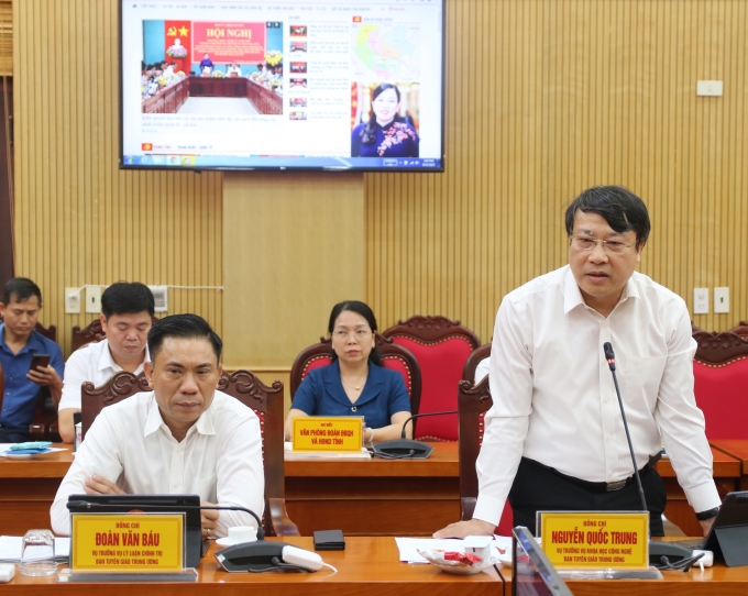 Đồng chí Nguyễn Quốc Trung, Vụ trưởng Vụ Khoa học và công nghệ, Ban Tuyên giáo Trung ương trao đổi tại buổi làm việc.