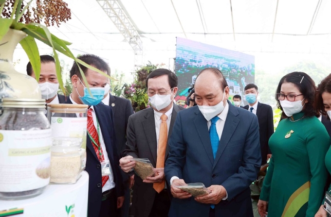 Chủ tịch nước Nguyễn Xuân Phúc thăm gian hàng trưng bày các sản phẩm nông nghiệp tại Học viện Nông nghiệp Việt Nam. (Nguồn: vpctn.gov.vn)