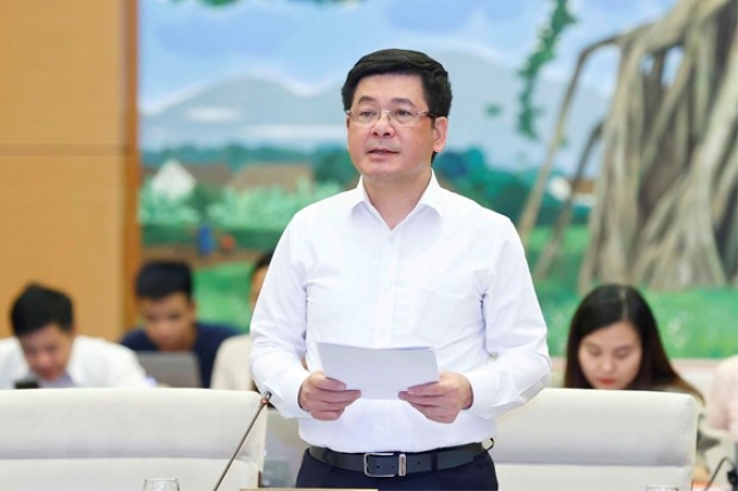 Bộ trưởng Bộ Công Thương Nguyễn Hồng Diên trình bày tờ trình. (Ảnh: TTXVN)