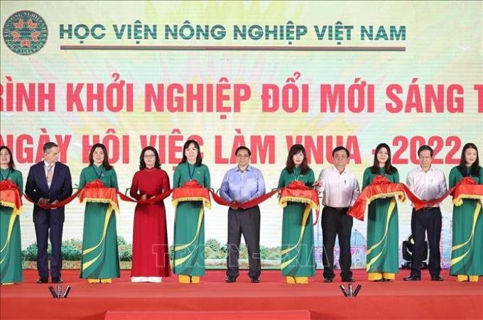 Thủ tướng Phạm Minh Chính và các đại biểu cắt băng khai mạc chương trình. Ảnh: Dương Giang/TTXVN