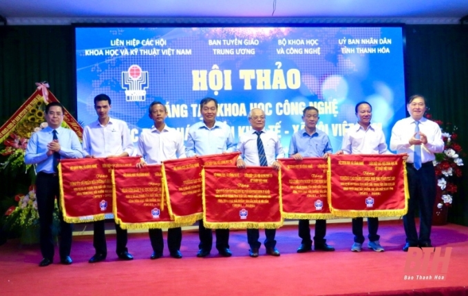 Ban tổ chức đã trao tặng 6 Cờ thi đua cho các cá nhân, đơn vị có thành tích xuất sắc trong công tác tuyên truyền giải thưởng.