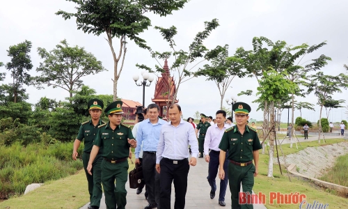 Đoàn công tác Ban Tuyên giáo Trung ương khảo sát tại tuyến biên giới Lộc Ninh