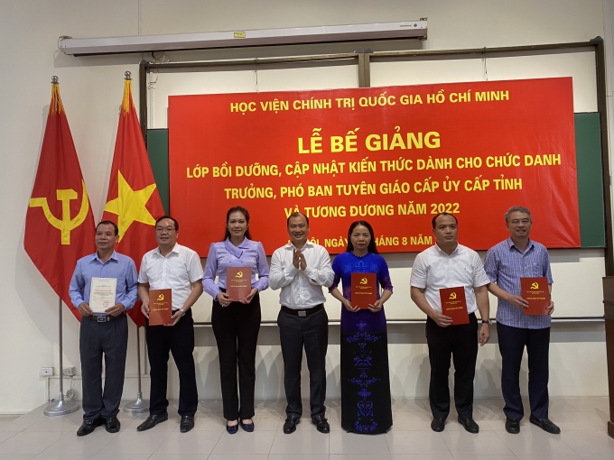 Đồng chí Lê Hải Bình trao giấy chứng nhận tốt nghiệp cho các học viên.
