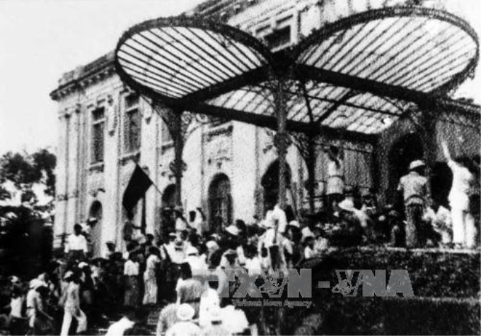 Ngày 19/8/1945, nhân dân Hà Nội đánh chiếm Bắc Bộ phủ, cơ quan đầu não của Chính quyền tay sai Pháp - Tổng khởi nghĩa giành chính quyền tại Hà Nội. Ảnh: TTXVN