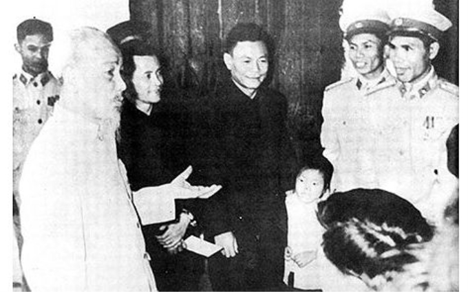 Bác Hồ đến thăm cán bộ, chiến sĩ Cảnh sát nhân dân Hà Nội nhân dịp Tết Quý Mão (1963). (Ảnh: Tư liệu – Ban Quản lý Lăng Chủ tịch Hồ Chí Minh)
